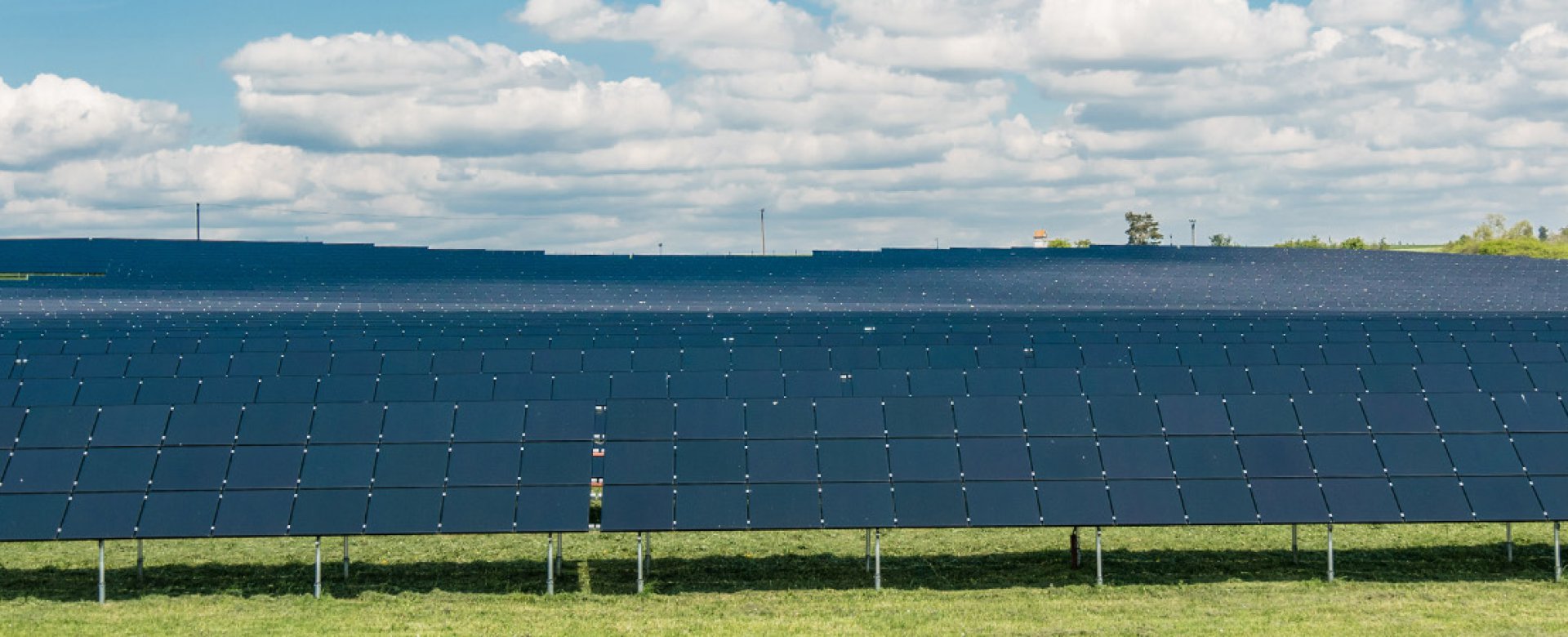 24 POZEMNÍCH FOTOVOLTAICKÝCH ELEKTRÁREN